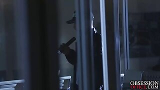 Kuss in xxxsexfilme die Analöffnung frische Brünette auf dem Tisch